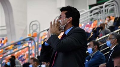 وزير الرياضة يسلم جوائز كأس العالم للرماية خرطوش للفائزين