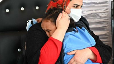 أحضان ملائكية.. وزيرة التضامن تشعل السوشيال ميديا بصورة مع طفلة من دور الرعاية