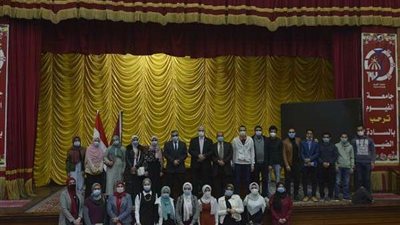 رئيس جامعة الفيوم يجتمع بالطلاب الفائزين بمنحة وزارة التضامن الاجتماعي