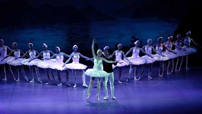 باليه الأوبرا يروي قصة البجعات المسحورات علي المسرح الكبير
