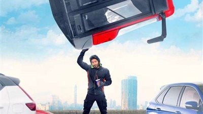 بالزفة الموسيقية والورود.. استقبال حافل للفنان تامر حسني في تونس