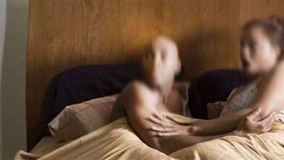 بعد ضبطها في خلوة غير شرعية.. رجل يطالب زوجته بتعويض مالي