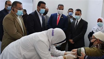 محافظ الفيوم يتابع فعاليات اليوم الأول لتلقي المواطنين لقاح 
