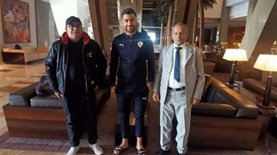 والد حمزة المثلوثي يزور بعثة الزمالك ويدعم نجله قبل موقعة الترجي