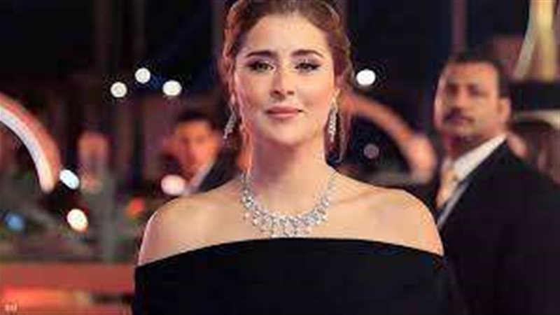 الفنانة عائشة بن