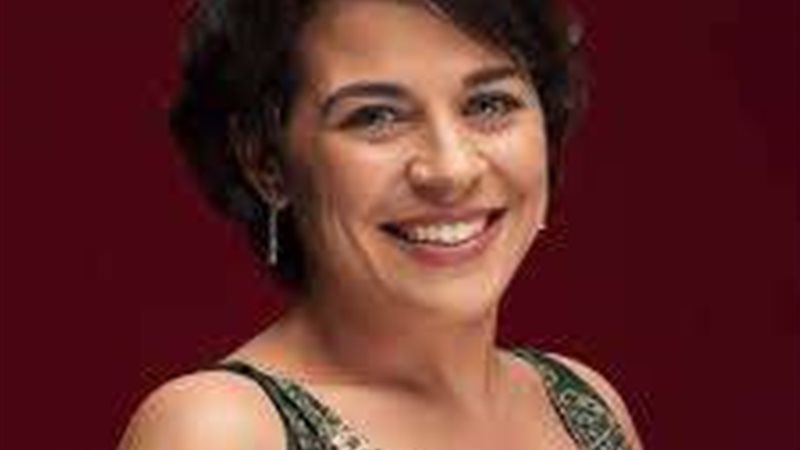 الفنانة مني هلا