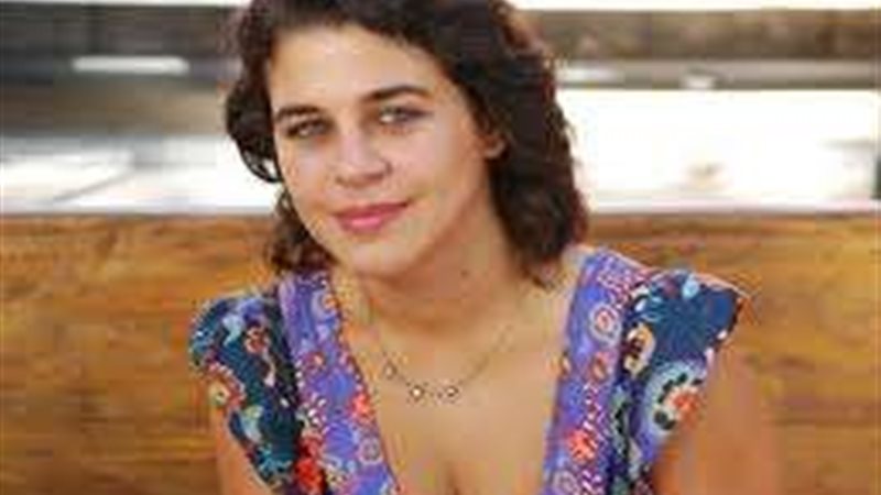 الفنانة مني هلا