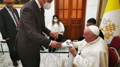 إهداء قميص المنتخب العراقي إلى بابا الفاتيكان