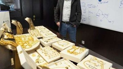 رجل عربي يوزع الذهب وهواتف 