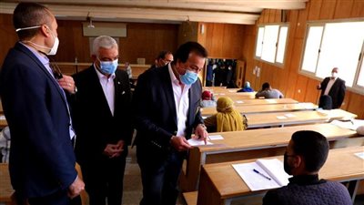 وزير التعليم العالي يتفقد لجان الامتحانات بكلية التربية بجامعة المنوفية