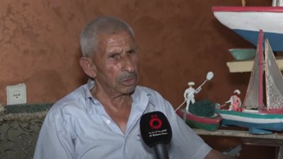 صياد فلسطيني متقاعد يبدع في تصميم مراكب الصيد من مخلفات الثلاجات