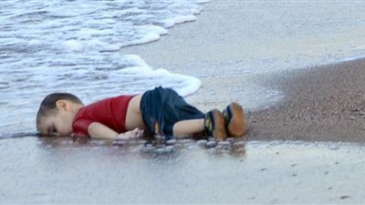 شاهد.. بابا الفاتيكان يلتقي والد الطفل آلان الكردي