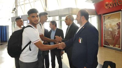 جمال علام يحفز بعثة المنتخب الأولمبي بمطار القاهرة قبل السفر إلى الرباط