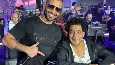 شاهد.. أحمد سعد يبكي بسبب غناء محمد منير في حفل جدة