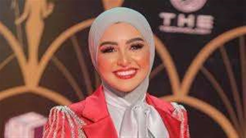 الفنانة هلا رشدي