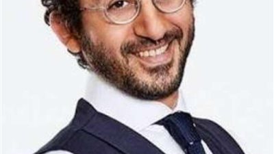 أحمد حلمي يحتفل باليوم العالمي للمرأة مع والدته وزوجته