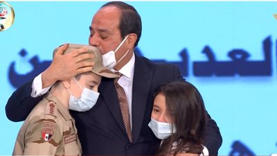 بالدموع.. الرئيس السيسي يتأثر بشدة خلال تكريم أسر الشهداء.. فيديو