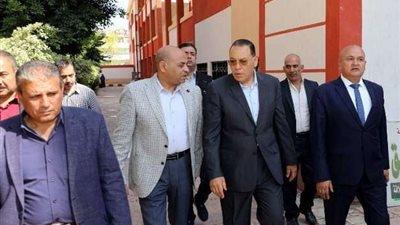 محافظ الشرقية يتفقد لجان امتحانات الثانوية العامة بالزقازيق