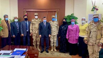 احتفالًا بيوم الشهيد.. رئيس جامعة مطروح يكرم أسر شهداء الجيش