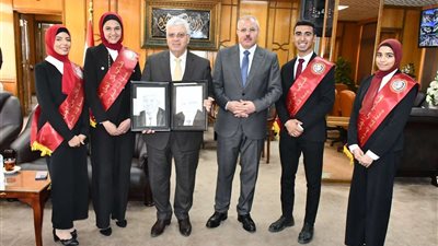 طلاب من أجل مصر يرسمون بورتريه لوزير التعليم العالي والبحث العلمي