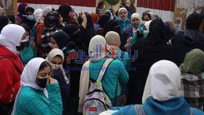 طلاب الصف الثاني الثانوي يحضرون لتأدية اختبارات 