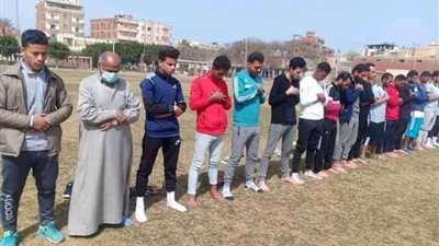 لاعبو نادى الحسينية يؤدون صلاة الغائب على روح لاعب القنايات