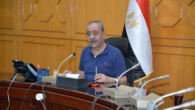 محافظ الإسماعيلية يتابع نشاط الأجهزة التنفيذية المعنية بتقديم الخدمات للمواطنين