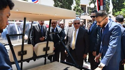 «عاشور» يُشيد بالسيارة الكهربائية باكورة إنتاج الدفعة الأولى للكلية الصينية بجامعة القناة