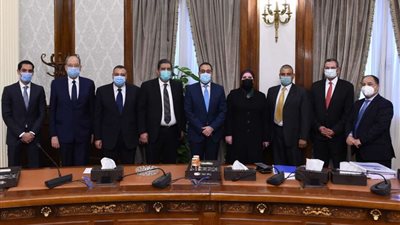 رئيس الوزراء يشهد توقيع البروتوكول المنظم للمبادرة الرئاسية لإحلال السيارات المتقادمة للعمل بالغاز الطبيعى