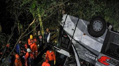 مصرع 27 شخصا إثر سقوط حافلة تقل تلاميذ في واد بإندونيسيا