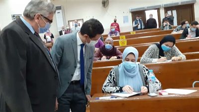 القائم بأعمال رئيس جامعة بنها يتفقد سير الامتحانات بكلية الطب