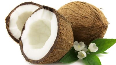 فوائد زيت جوز الهند.. كيف يستخدم كغسول للفم لتبييض الأسنان ولصحة اللثة؟