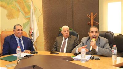 للنظر في بعض الشكاوى.. نقيب المحامين يلتقي عددًا من ممثلي مراكز العيون المتعاقدة مع النقابة