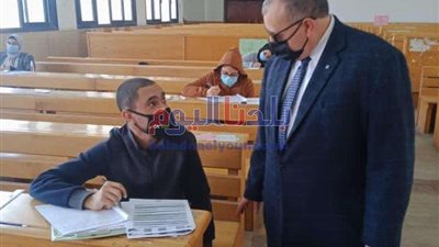 نائب رئيس جامعة مدينة السادات يتفقد اللجان بكلية التجارة