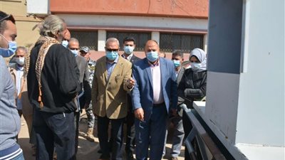 محافظ القليوبية يتفقد نموذج جديد لصناديق القمامة صديقة للبيئة