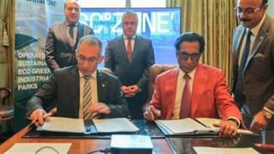 رئيس اقتصادية قناة السويس يشهد توقيع عقد توسعات فليكس الهندية بالسخنة