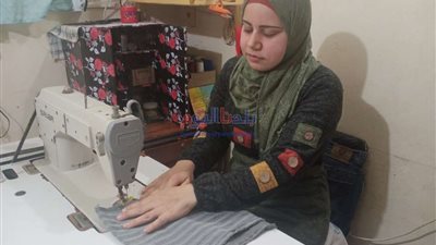 من المحلـة.. قصة نجاح ربة منزل فى تدوير الملابس المستعملة (صور)