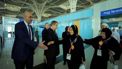 الداخلية تودع أسر الشهداء المغادرين البلاد إلى الأراضي المقدسة لآداء فريضة الحج | صور