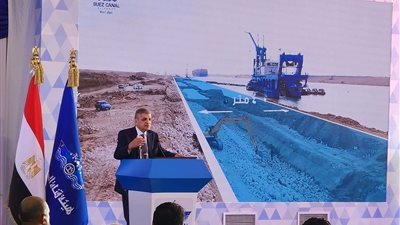 أسامة ربيع: 12% من تجارة العالم تمر عبر قناة السويس