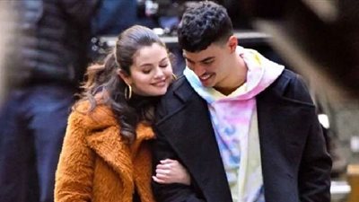 سيلينا جوميز تكشف حقيقة علاقتها بآرون دومينجيز