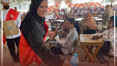 طلاب من أجل مصر بجامعة سوهاج يوزعون المياة علي زملائهم أثناء الامتحانات