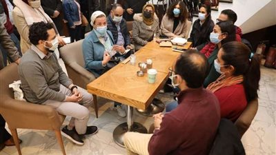 ياسمين فؤاد  تلتقى عدد من أصحاب المحلات والمطاعم .. تفاصيل