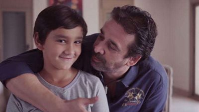 نجل كريم عبد العزيز يظهر في عرض 