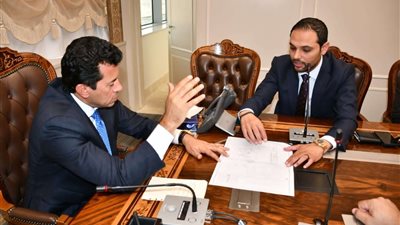 وزير الشباب والرياضة يبحث خطة تطوير مدرسة الموهوبين