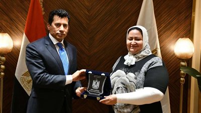 وزير الرياضة يُكرم مدير عام الإدارة الهندسية بالوزارة