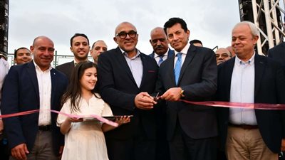 وزير الرياضة يفتتح حديقة الأطفال الجديدة بنادي الزهور الرياضي