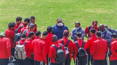 تعرّف على تفاصيل لقاء الخطيب بلاعبي الأهلي قبل  السفر للكونغو