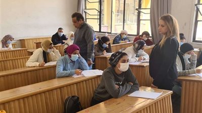 طلاب جامعة عين شمس يؤدون امتحانات الفصل الدراسي الأول