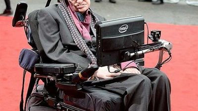 ستيفن هوكينج.. الرجل الذي أذهل العالم وحقق ما عجز عنه الأصحاء