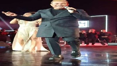 بعد سقوطة من على المسرح.. أبرز المواقف المحرجة في مسيرة عمرو دياب